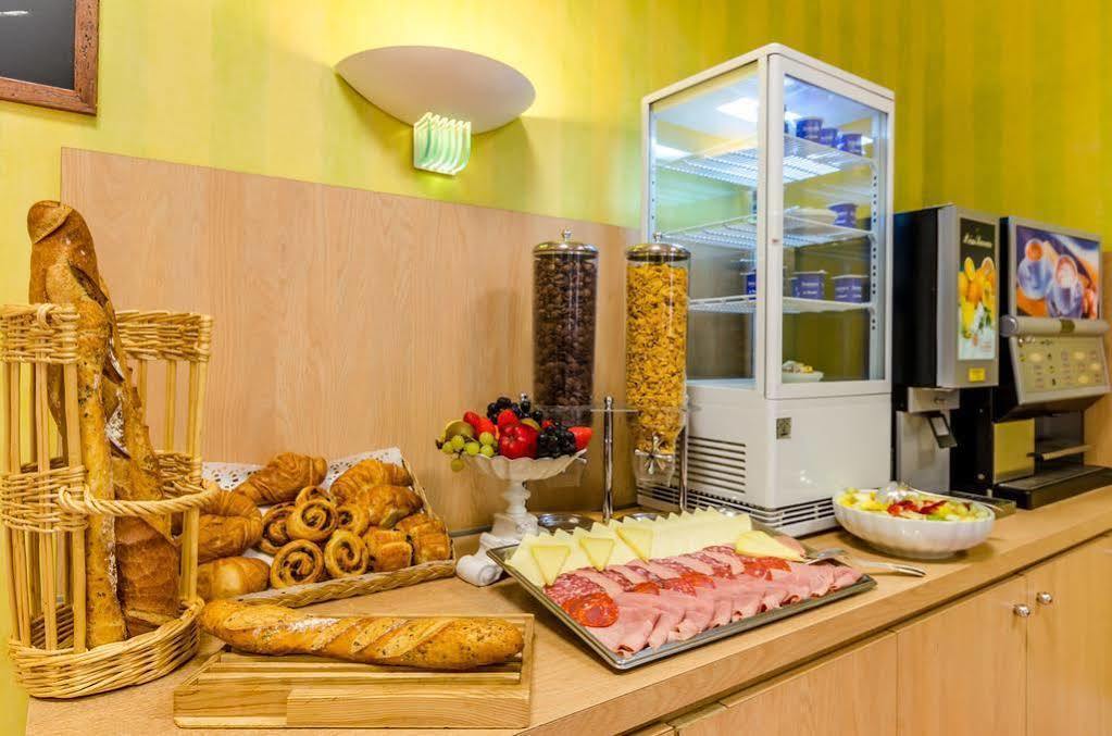 Hotel Aneto Lourdes Kültér fotó